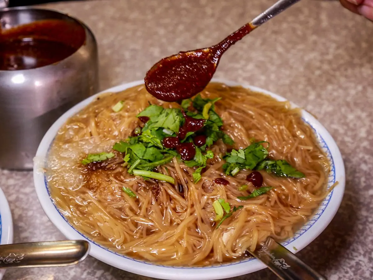 基隆人才知隱藏小攤！「魚羹包大腸」麵線想吃先排隊，老饕推加20元多１倍羹