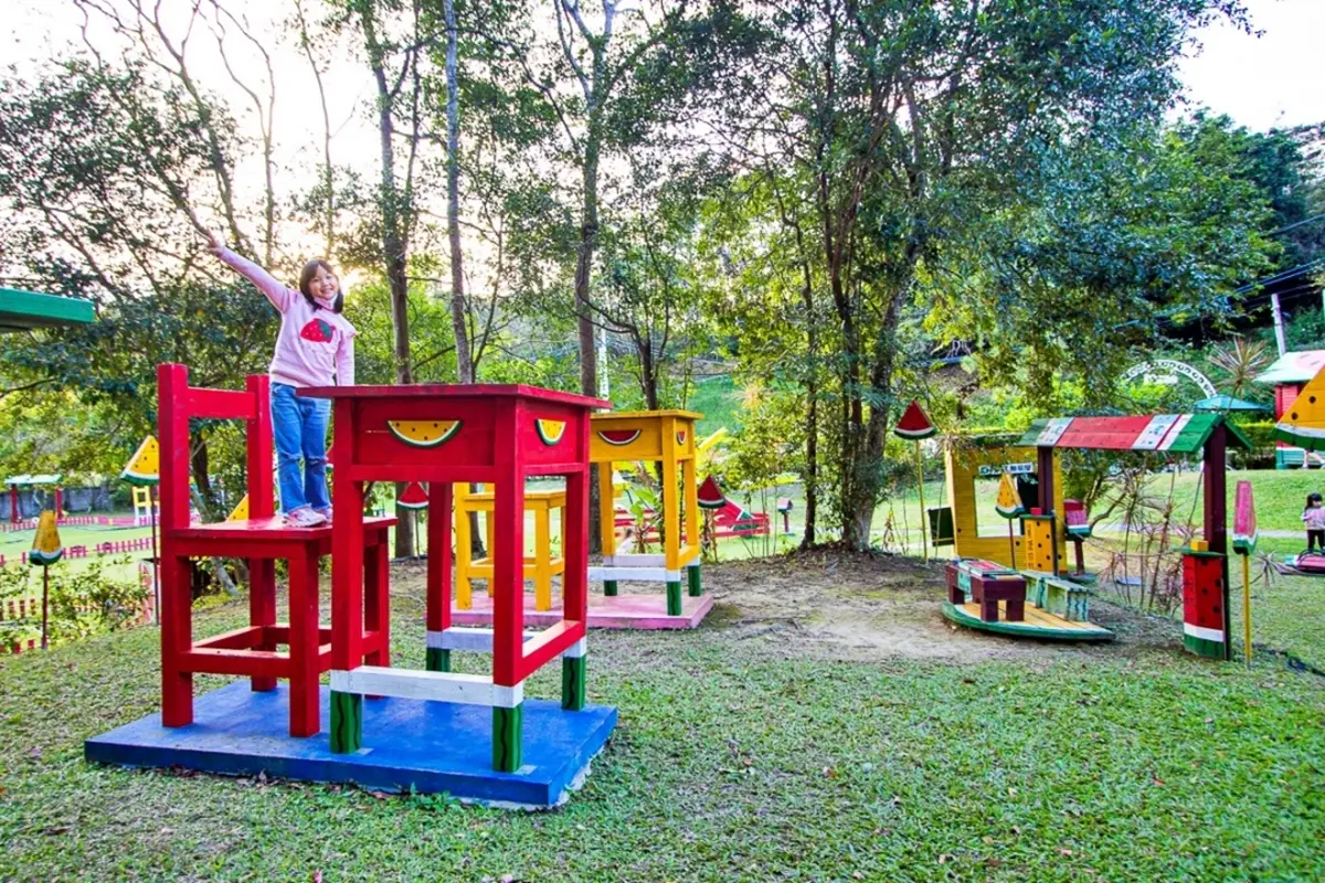 走進西瓜巨人國!全台唯一「水果樂園」爽玩滑草坡、小火車,繽紛造景超好拍 走進西瓜巨人國!全台唯一「水果樂園」爽玩滑草坡、小火車,繽紛造景超好拍