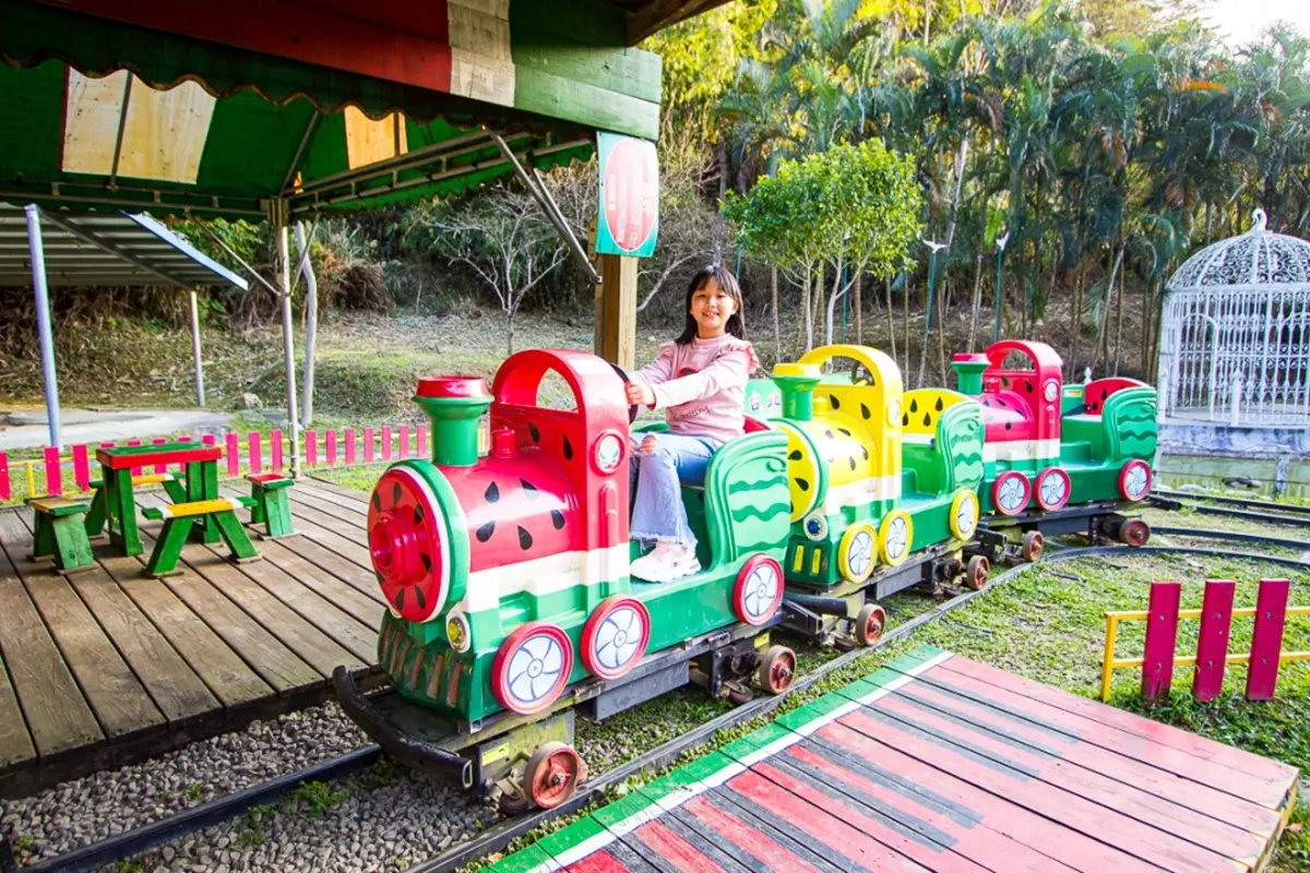 走進西瓜巨人國!全台唯一「水果樂園」爽玩滑草坡、小火車,繽紛造景超好拍 走進西瓜巨人國!全台唯一「水果樂園」爽玩滑草坡、小火車,繽紛造景超好拍