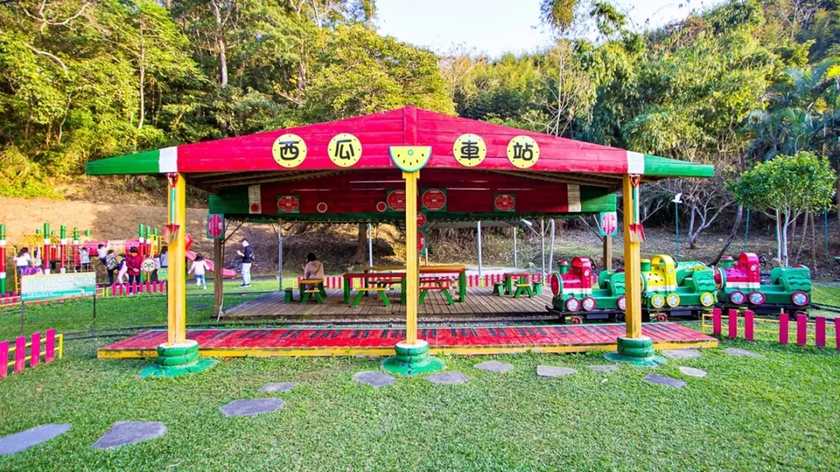 走進西瓜巨人國!全台唯一「水果樂園」爽玩滑草坡、小火車,繽紛造景超好拍 走進西瓜巨人國!全台唯一「水果樂園」爽玩滑草坡、小火車,繽紛造景超好拍
