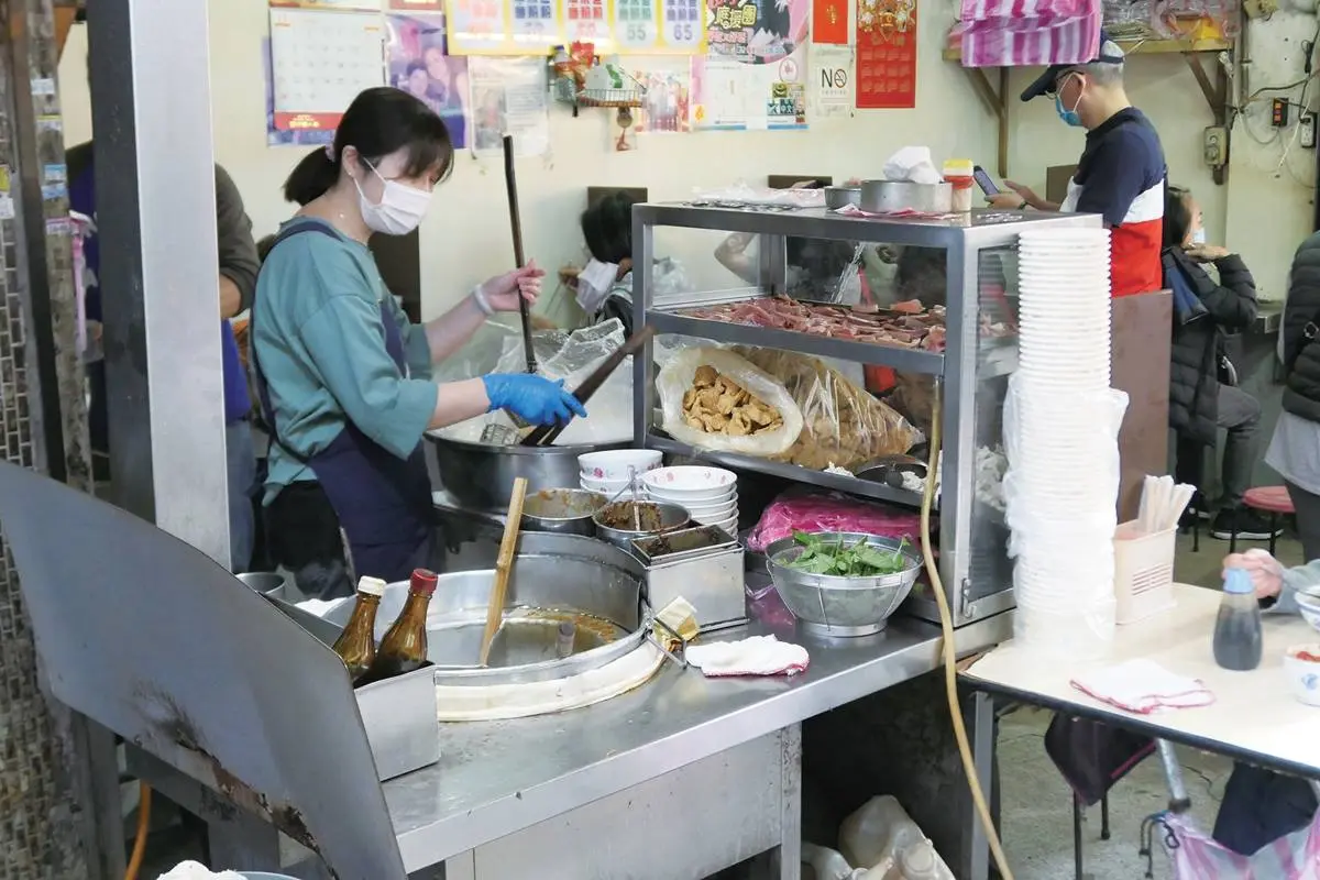 老台北人才知!150年「城中市場」5家隱藏版小吃:秒殺級麻糬、紅油擔擔麵 老台北人才知!150年「城中市場」5家隱藏版小吃:秒殺級麻糬、紅油擔擔麵