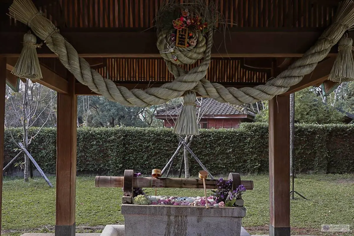 桃園新景點入夜更美!巨型月球降落「日本神社」,還有全台唯一「花手水舍」 桃園新景點入夜更美!巨型月球降落「日本神社」,還有全台唯一「花手水舍」