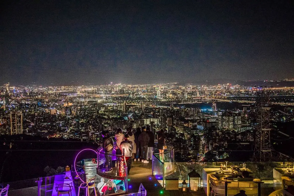白天夜晚都美爆!陽明山9家打卡景觀餐廳:夜景第一排、森林系玻璃屋 台北夜景餐廳2|草山夜未眠:坐旋轉木馬拍美照