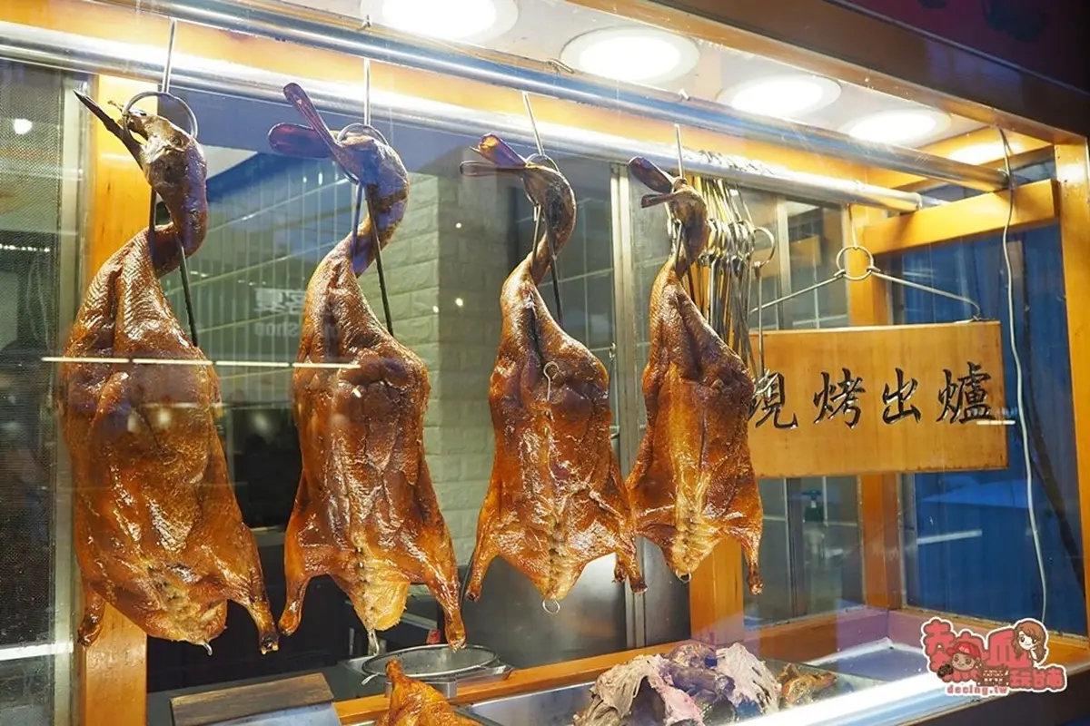 只有這裡吃得到！打卡超夯「巨型烤鴨潛艇堡」一咬爆餡，獨門祕方多汁超唰嘴