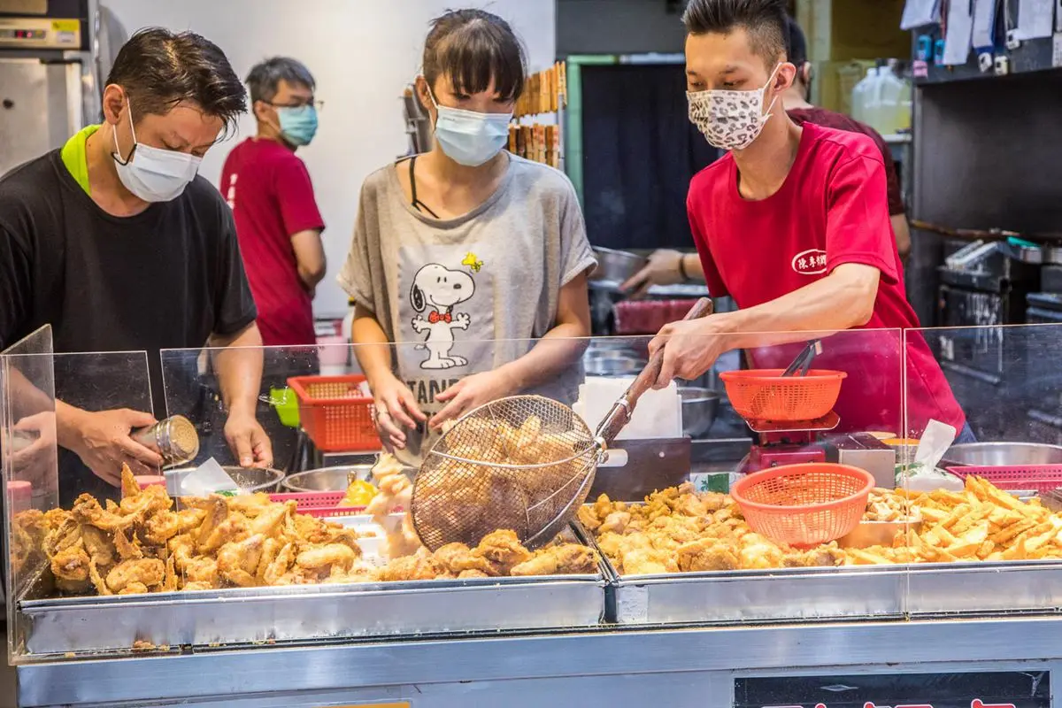 巷子內ㄟ最對味！５夯翻市場炸雞：秒殺拼手速、米其林餐盤推薦、永遠在排隊