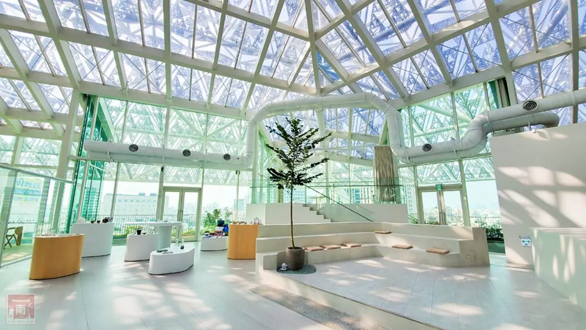 「無印風咖啡廳」藏美術館頂樓!挑高玻璃屋美如「天空公園」,俯瞰台南全景 「無印風咖啡廳」藏美術館頂樓!挑高玻璃屋美如「天空公園」,俯瞰台南全景