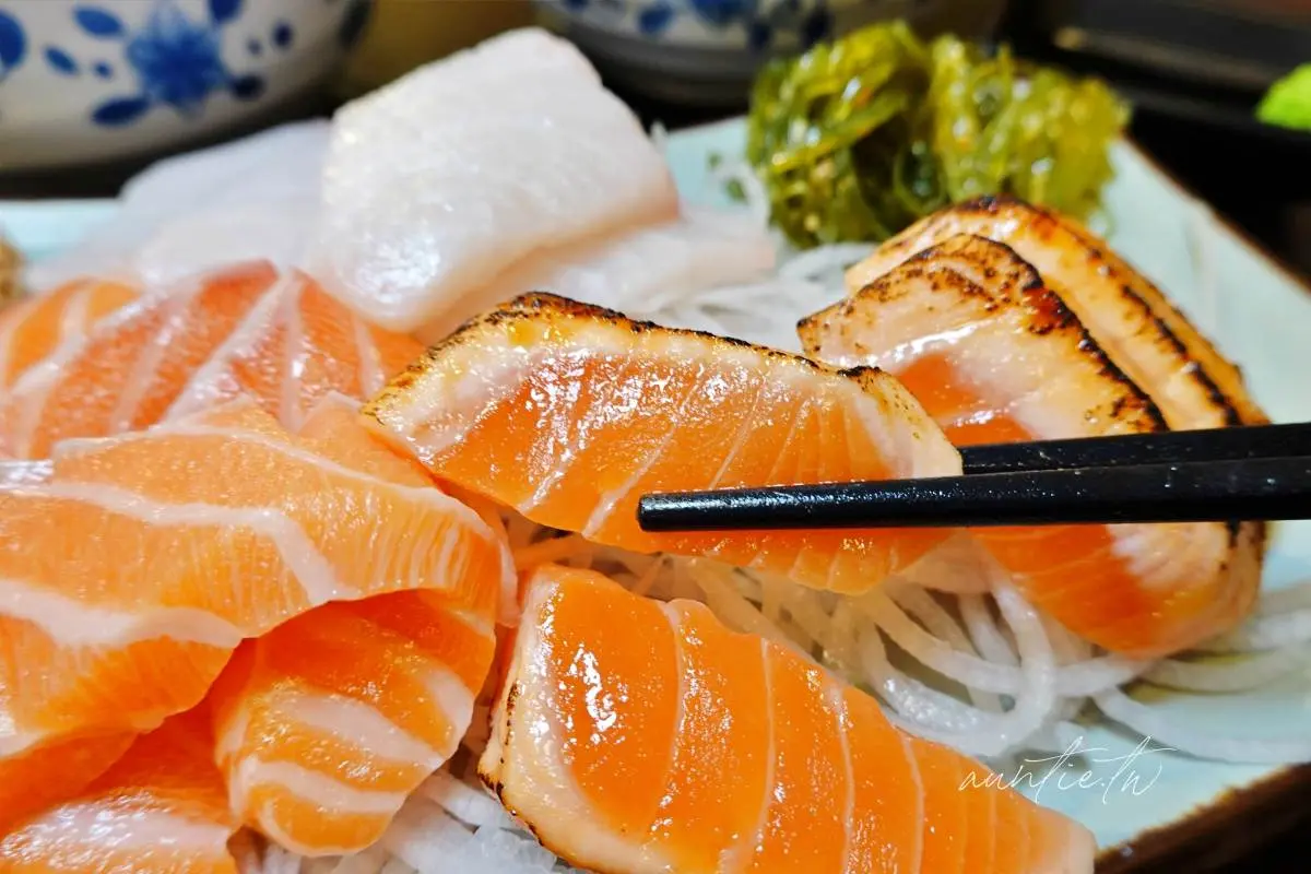 1大盤只要100元!三重「厚切鮭魚肚」半夜也吃得到,還有滿料魚骨湯免費喝 1大盤只要100元!三重「厚切鮭魚肚」半夜也吃得到,還有滿料魚骨湯免費喝