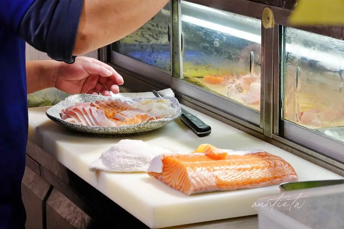 1大盤只要100元!三重「厚切鮭魚肚」半夜也吃得到,還有滿料魚骨湯免費喝 1大盤只要100元!三重「厚切鮭魚肚」半夜也吃得到,還有滿料魚骨湯免費喝