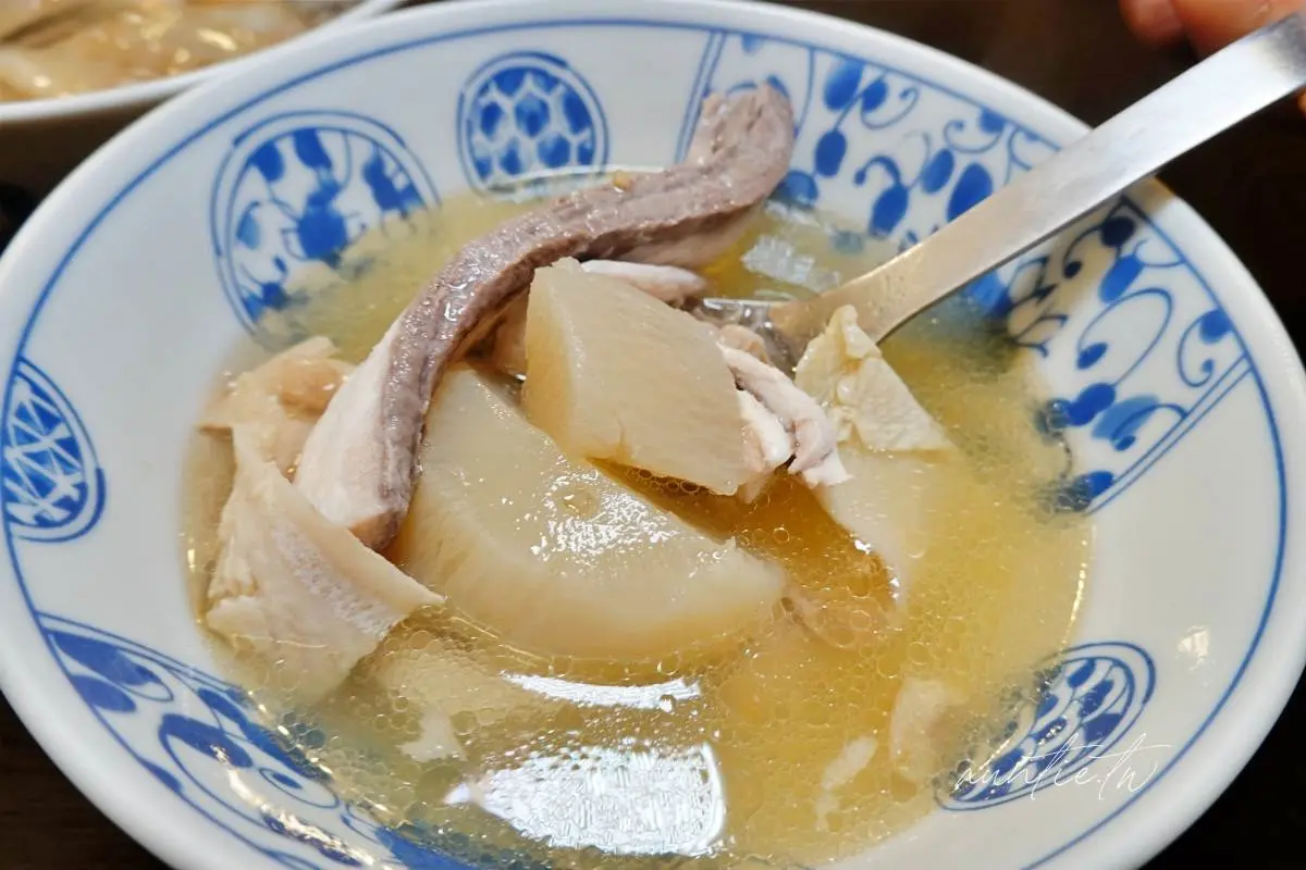 1大盤只要100元!三重「厚切鮭魚肚」半夜也吃得到,還有滿料魚骨湯免費喝 1大盤只要100元!三重「厚切鮭魚肚」半夜也吃得到,還有滿料魚骨湯免費喝