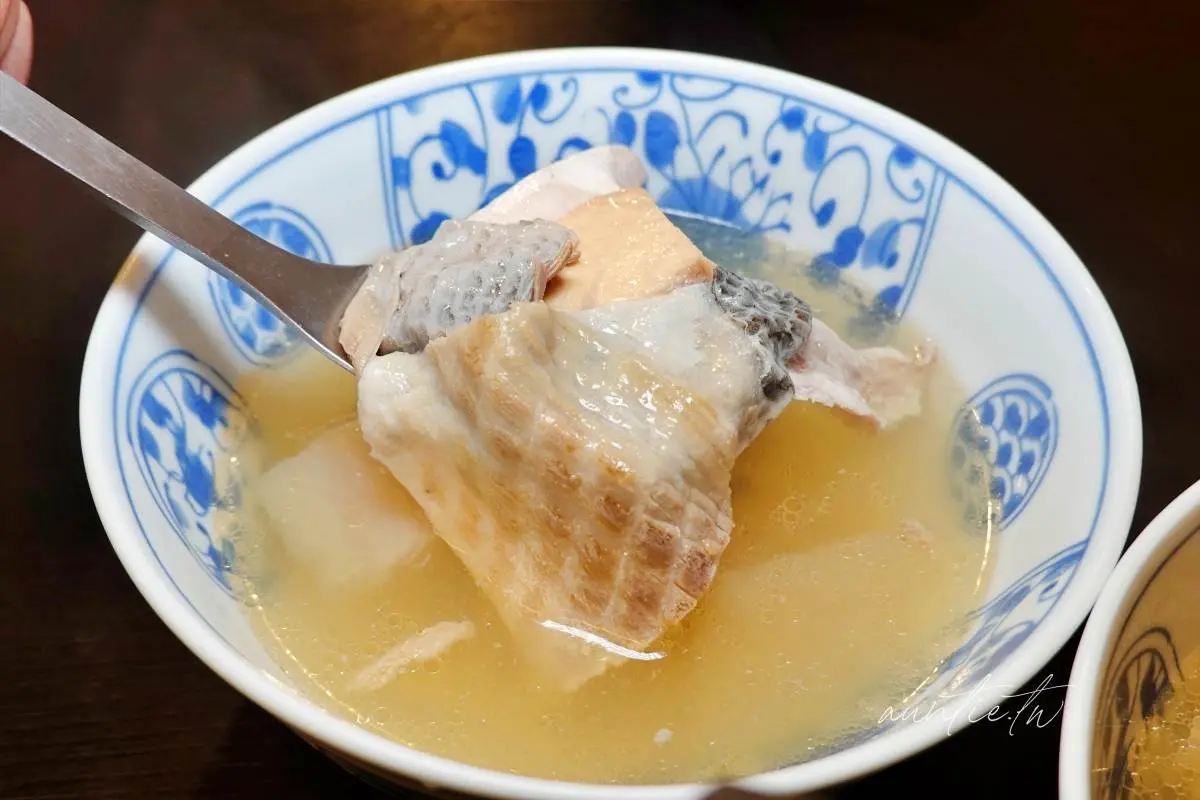 1大盤只要100元!三重「厚切鮭魚肚」半夜也吃得到,還有滿料魚骨湯免費喝 1大盤只要100元!三重「厚切鮭魚肚」半夜也吃得到,還有滿料魚骨湯免費喝