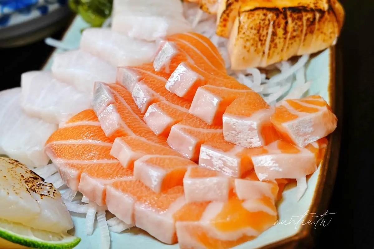 1大盤只要100元!三重「厚切鮭魚肚」半夜也吃得到,還有滿料魚骨湯免費喝 1大盤只要100元!三重「厚切鮭魚肚」半夜也吃得到,還有滿料魚骨湯免費喝
