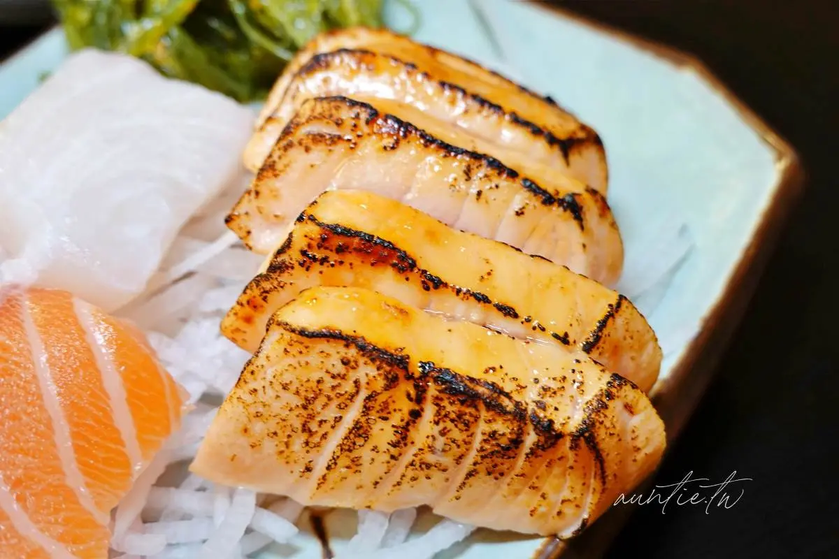 1大盤只要100元!三重「厚切鮭魚肚」半夜也吃得到,還有滿料魚骨湯免費喝 1大盤只要100元!三重「厚切鮭魚肚」半夜也吃得到,還有滿料魚骨湯免費喝