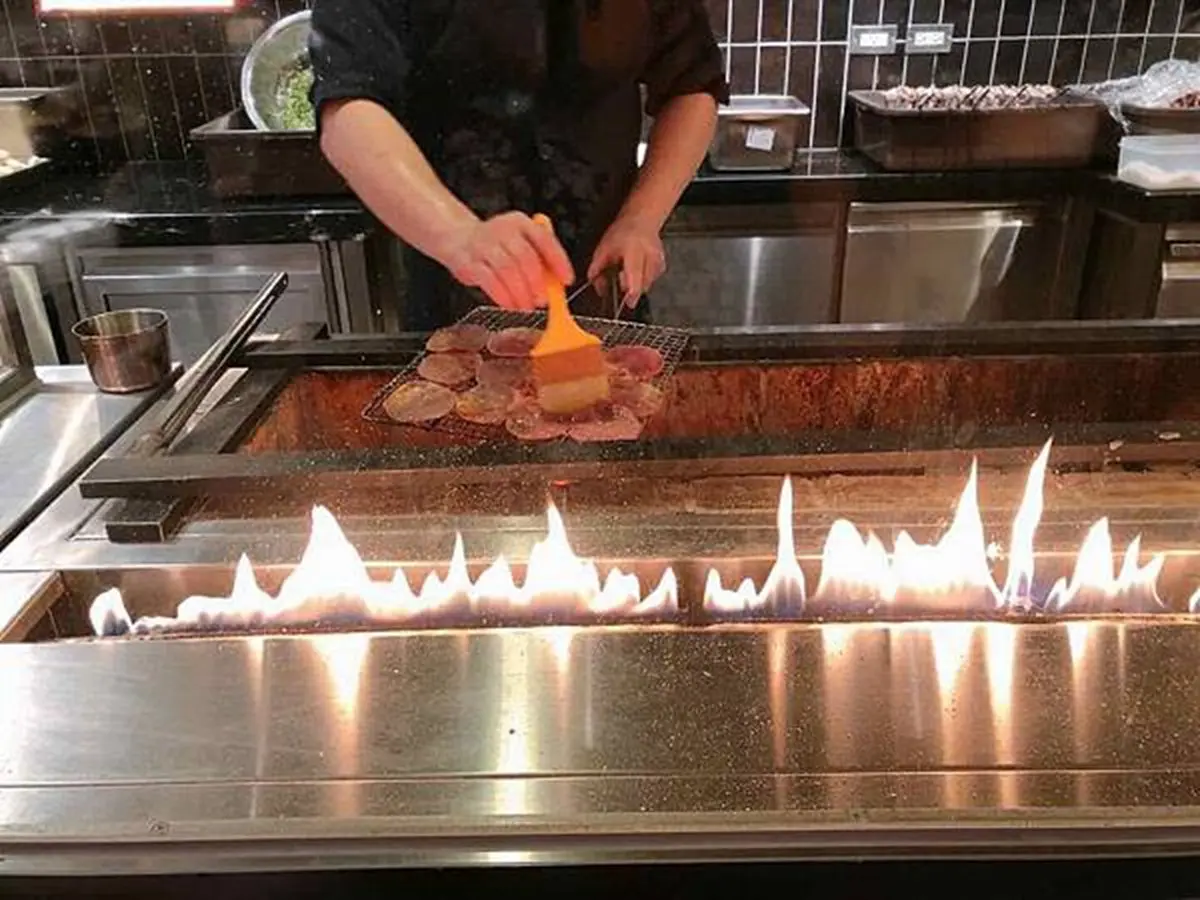 竹北遠百必吃清單！５間網推高評價美食：２公分冠軍蝦餅、帝王蟹味噌湯放題