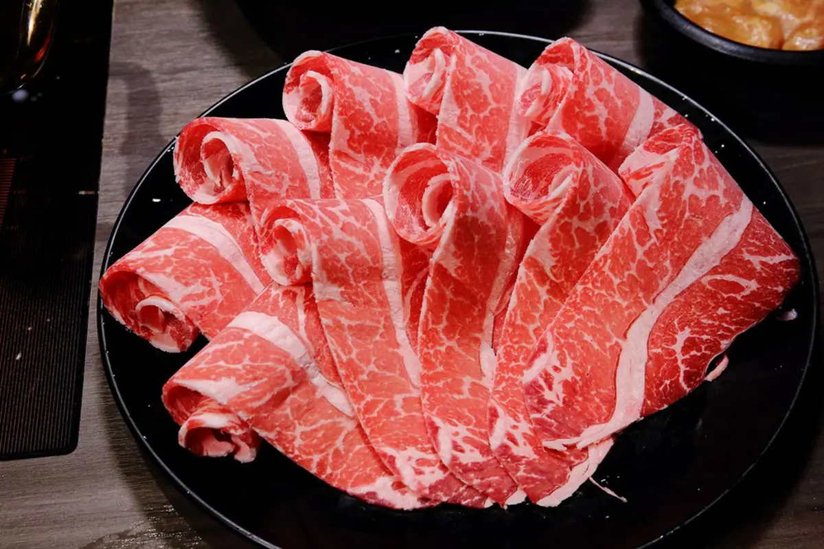 全台首家瀑布起司牛奶鍋！超狂現切起司＋整罐萬丹鮮乳，788元和牛吃到飽