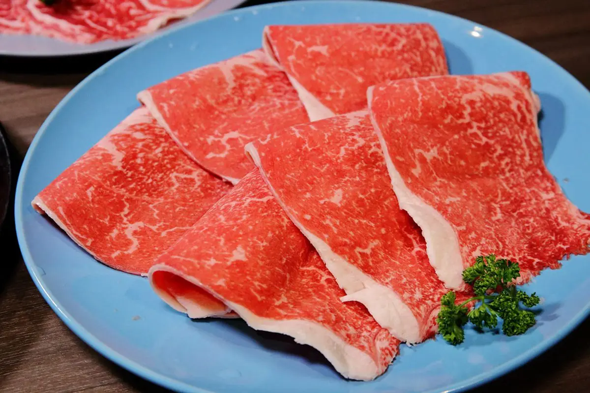 全台首家瀑布起司牛奶鍋！超狂現切起司＋整罐萬丹鮮乳，788元和牛吃到飽