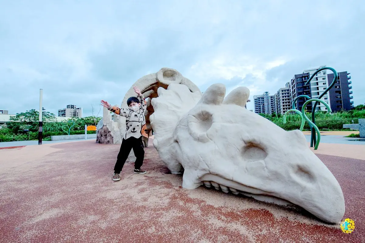 巨大三角龍化石！新北「恐龍公園」先衝尾巴溜滑梯，山形攀爬網小孩放電必玩