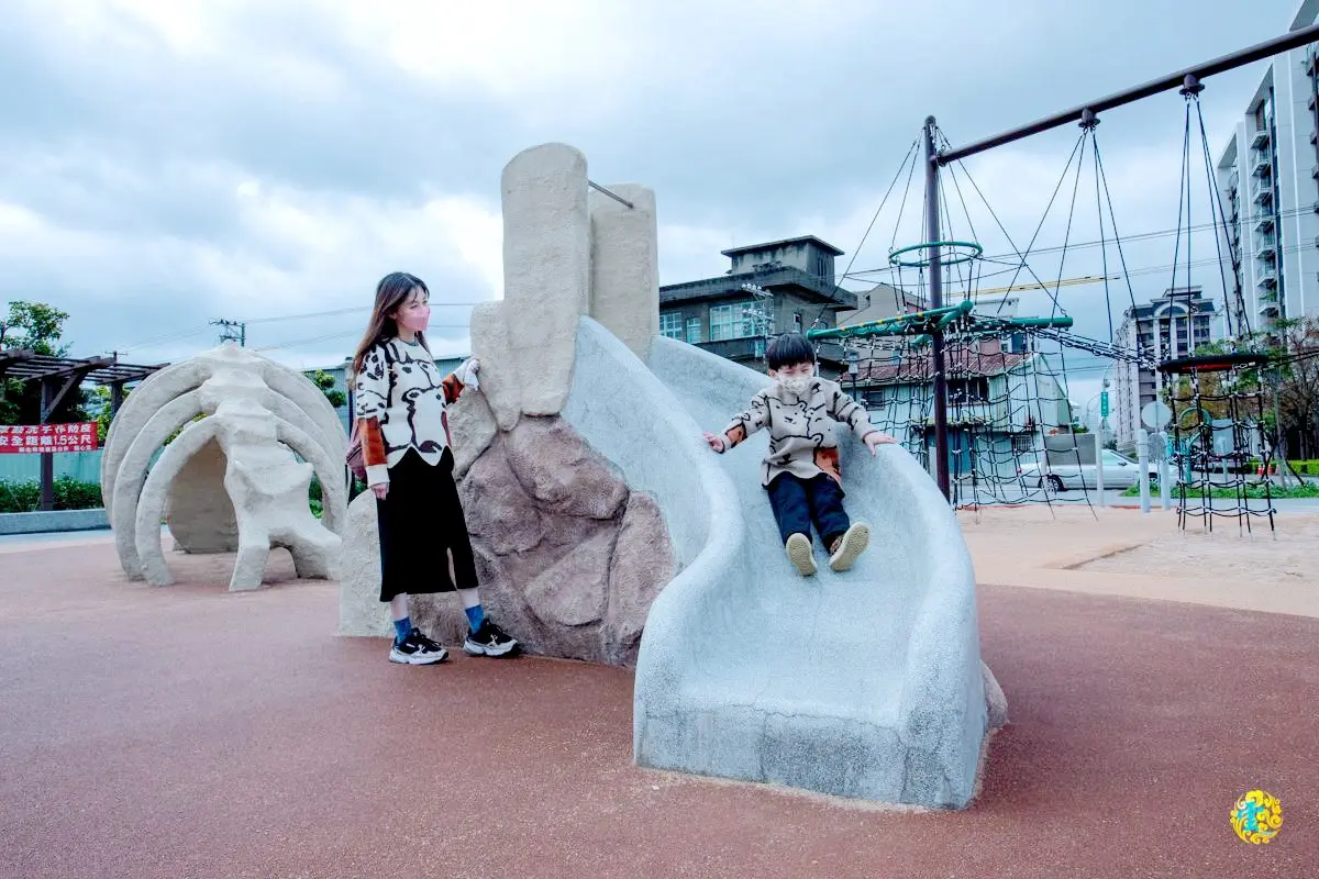 巨大三角龍化石！新北「恐龍公園」先衝尾巴溜滑梯，山形攀爬網小孩放電必玩
