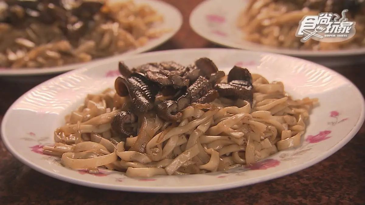 不輸台南！炭火直炒「鱔魚意麵」鍋氣香濃郁，Q彈寬麵吸滿醬汁超唰嘴
