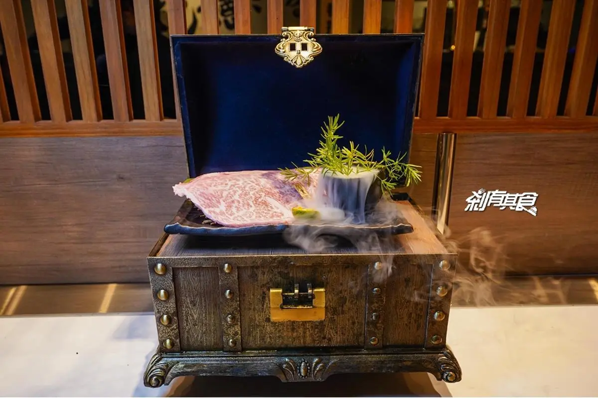 全台首家輸送帶燒肉店!超浮誇「寶藏盒牛」還會噴乾冰,內行必點青蔥厚牛舌 全台首家輸送帶燒肉店!超浮誇「寶藏盒牛」還會噴乾冰,內行必點青蔥厚牛舌