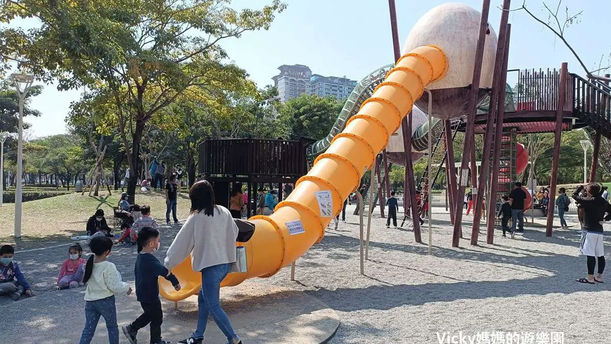 玩膩一般公園?搭捷運玩高雄4座「主題遊戲場」,蛋型滑梯、彩色山丘超有哏 玩膩一般公園?搭捷運玩高雄4座「主題遊戲場」,蛋型滑梯、彩色山丘超有哏