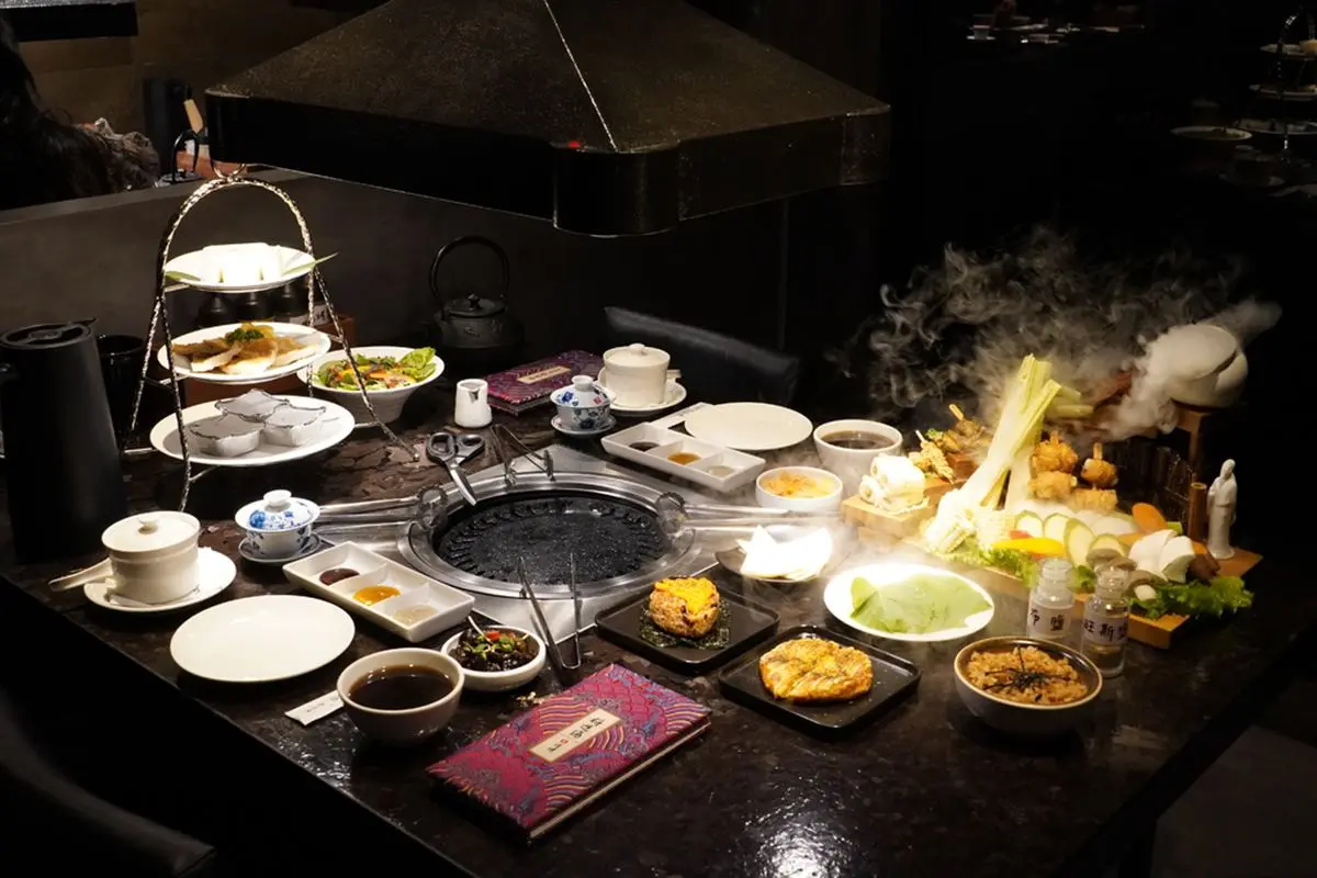 素食界屋馬也在台中！超浮誇「噴乾冰烤物盤」爽嗑北平烤鴨，還有澎派佛跳牆