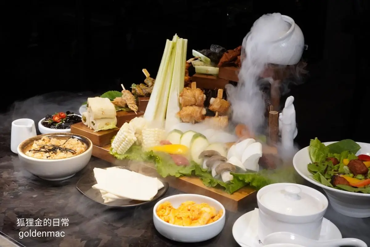 素食界屋馬也在台中！超浮誇「噴乾冰烤物盤」爽嗑北平烤鴨，還有澎派佛跳牆