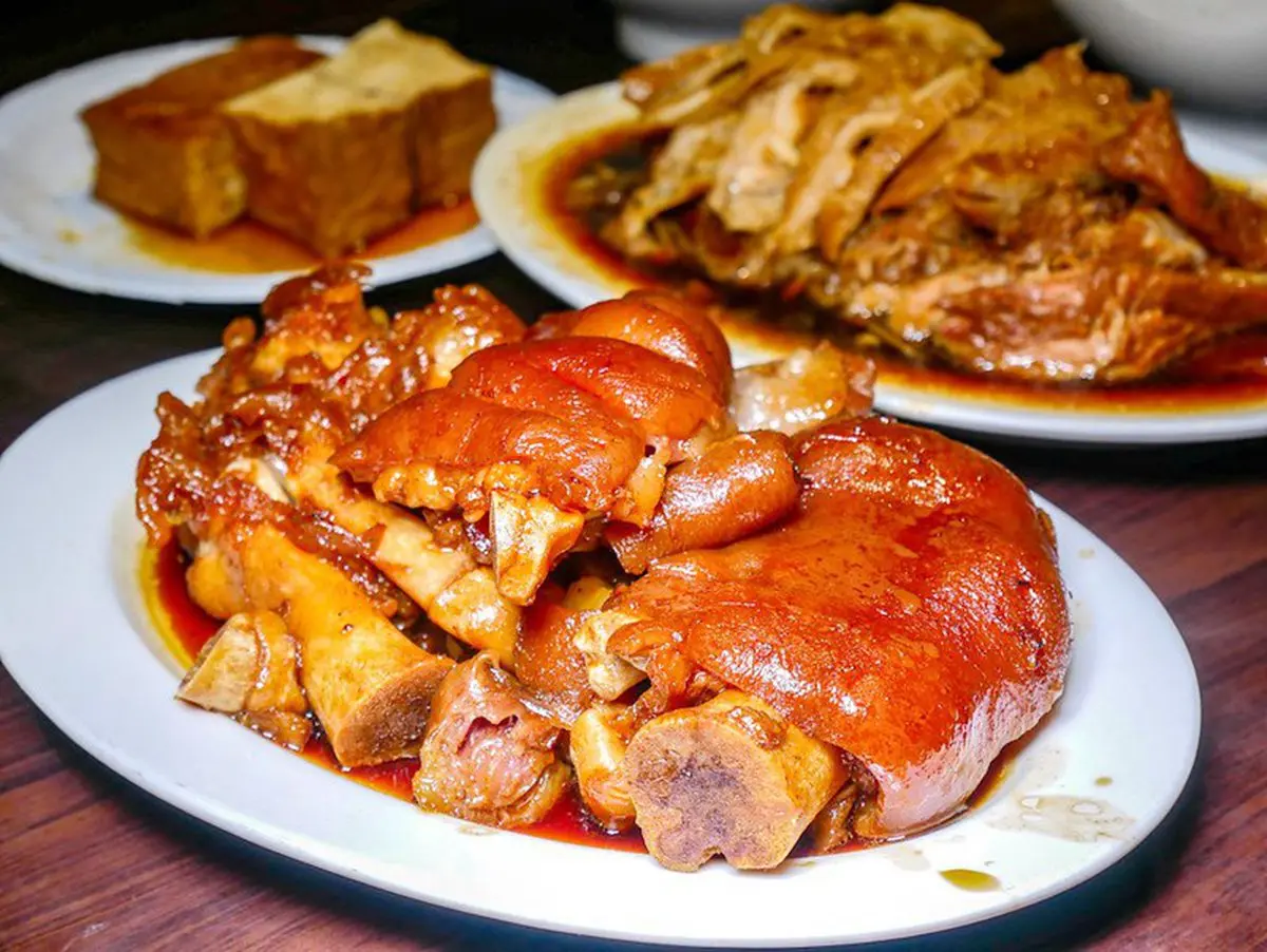 台北老饕激推!6家必吃豬腳:韓廚神白種元也愛、賣涼麵的豬腳店、3000則好評 假扮涼麵店的豬腳店!必吃腿庫加大腸邪惡度破表,愛吃豬皮點「這塊」才內行