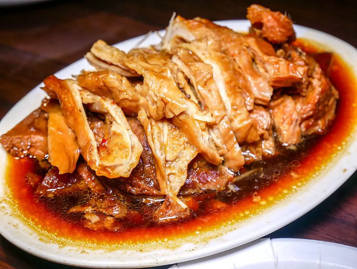 台北老饕激推!6家必吃豬腳:韓廚神白種元也愛、賣涼麵的豬腳店、3000則好評 假扮涼麵店的豬腳店!必吃腿庫加大腸邪惡度破表,愛吃豬皮點「這塊」才內行