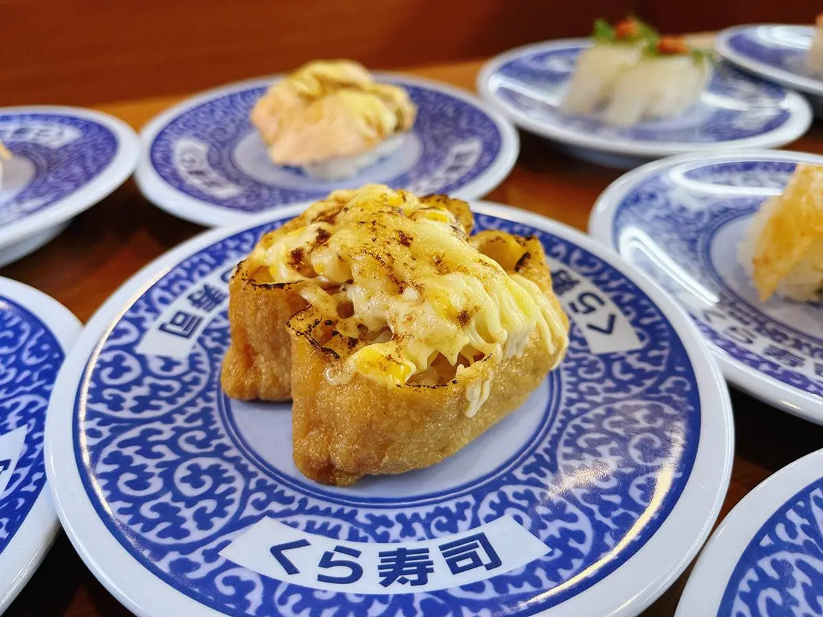 小新粉快衝！藏壽司「蠟筆小新」14款扭蛋登場，小白橡皮擦、阿呆胸章必收
