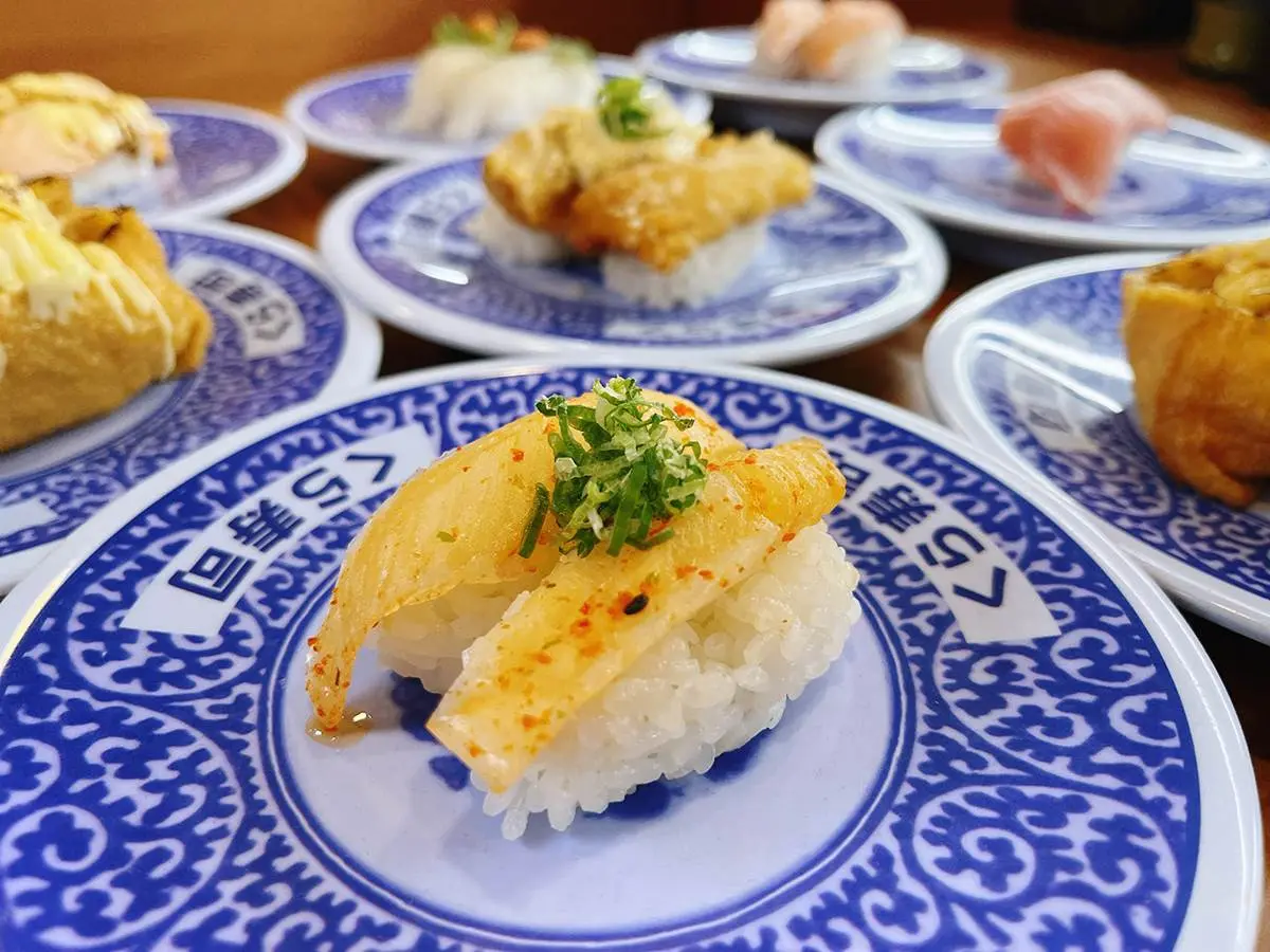 小新粉快衝！藏壽司「蠟筆小新」14款扭蛋登場，小白橡皮擦、阿呆胸章必收