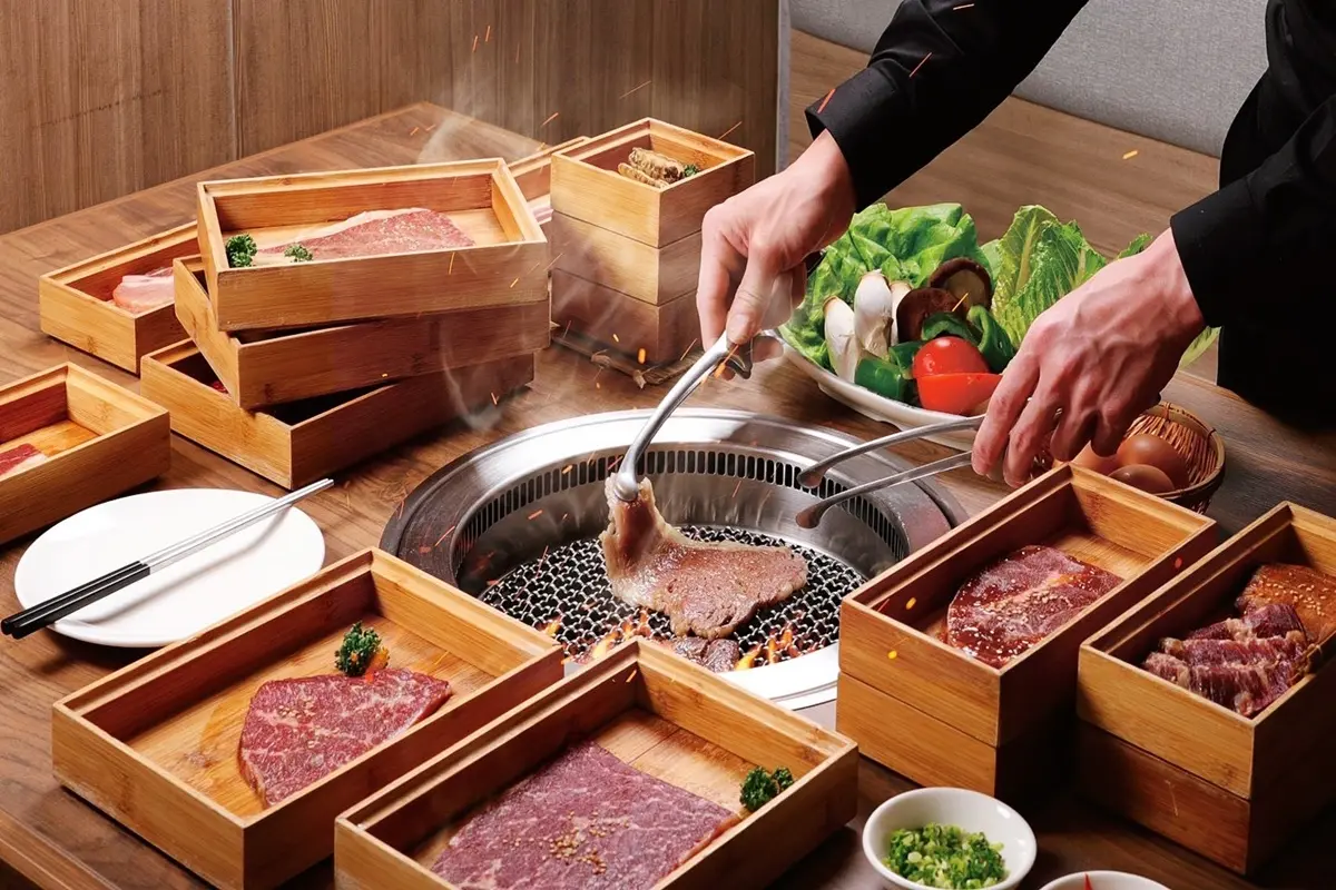 2025台中燒肉推薦Top10!這間生日免費送肉盤,冠軍食材新鮮、品質穩 【獨家】最多省近600元!「本格和牛」免費升級火烤兩吃,再爽嗑百種自助吧