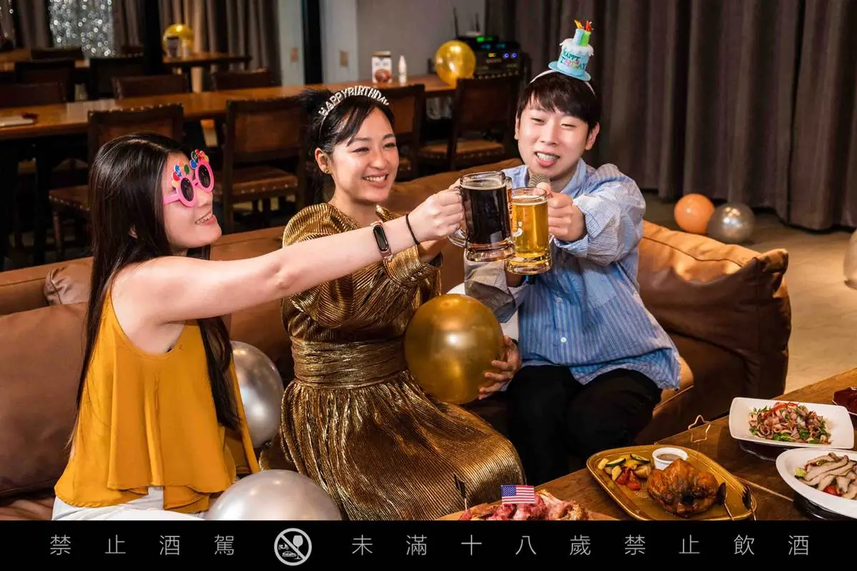 10大聚餐外帶新選擇!鼎泰豐第二,網友大推冠軍:擺滿桌超海派 健保卡有「3」免費喝酒!金色三麥人氣活動回歸,加碼打3劑疫苗送啤酒