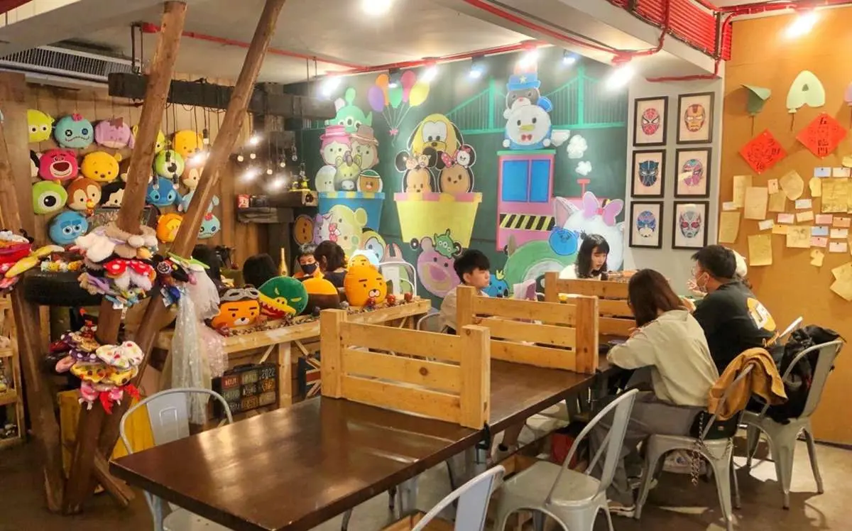迪士尼粉必訪餐廳！打卡行李箱早午餐、卡通飲料杯，還能DIY超萌吊飾帶回家（得獎名單已公布）