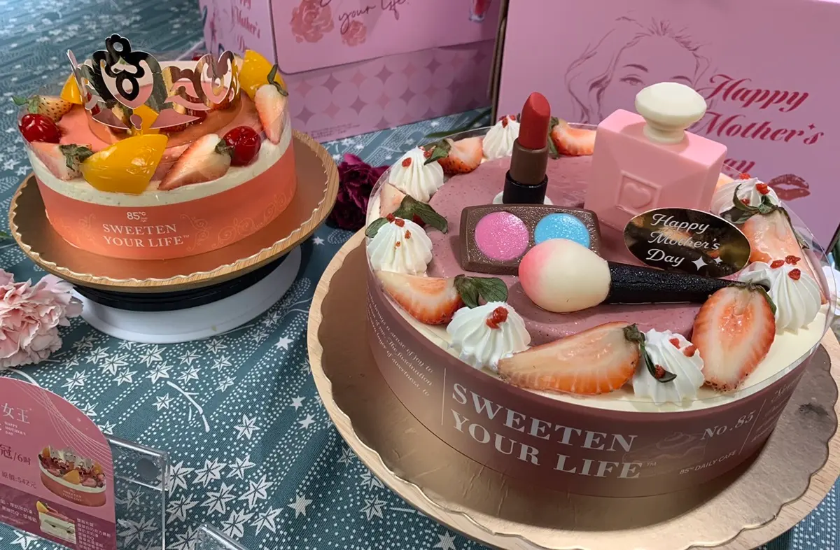 超仿真口紅搬上蛋糕！３連鎖咖啡「母親節蛋糕」祭優惠，星巴克加碼送咖啡券