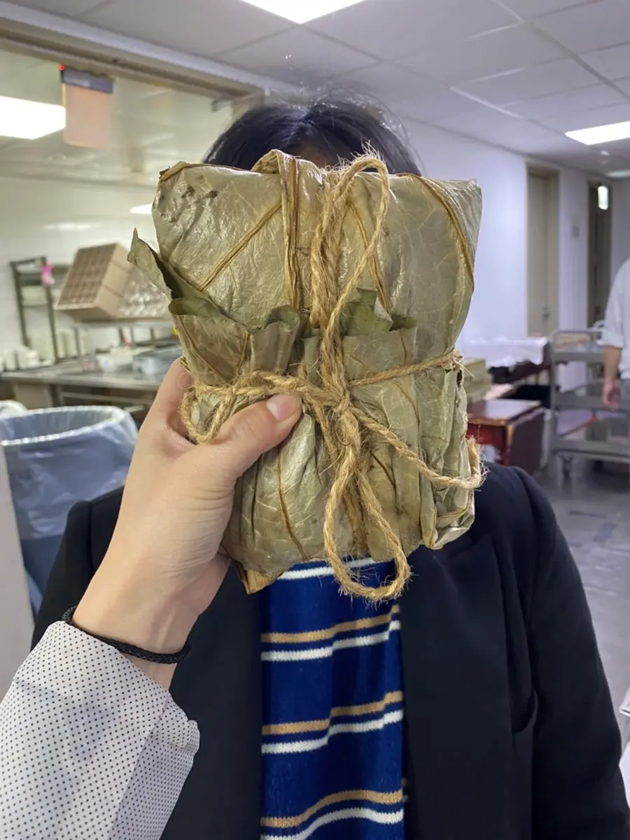 整隻烤鴨、龍蝦包進去!2家巨型打卡肉粽:櫻桃鴨霸氣上桌、每顆尺寸比臉大 整隻烤鴨、龍蝦包進去!2家巨型打卡肉粽:櫻桃鴨霸氣上桌、每顆尺寸比臉大