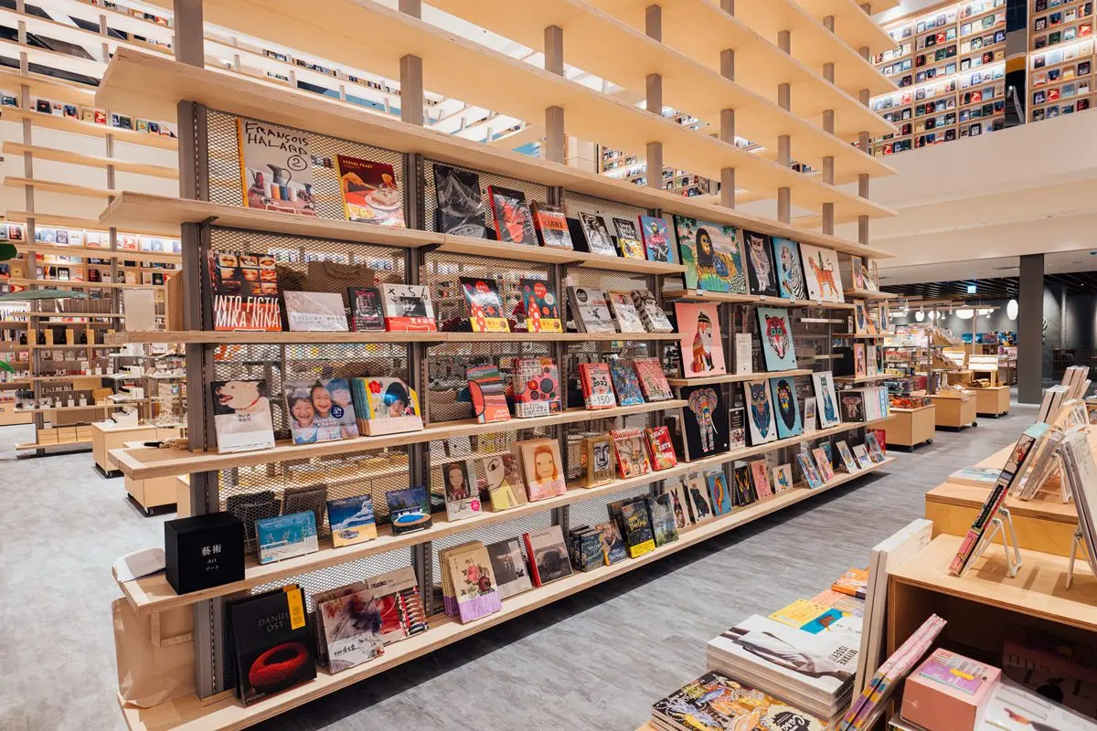 【新開店】台版星空圖書館！２層樓書牆、三麗鷗書區必拍，還有１元台南美食
