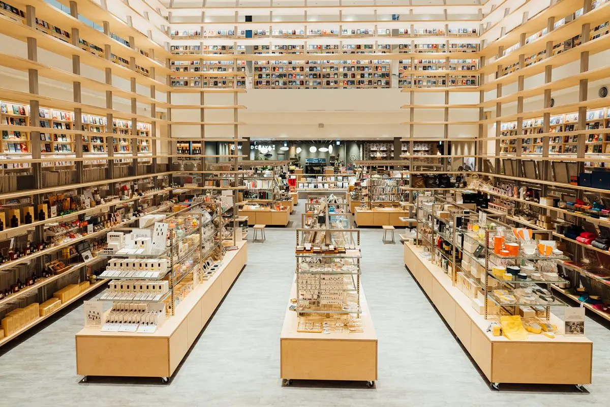 【新開店】台版星空圖書館！２層樓書牆、三麗鷗書區必拍，還有１元台南美食