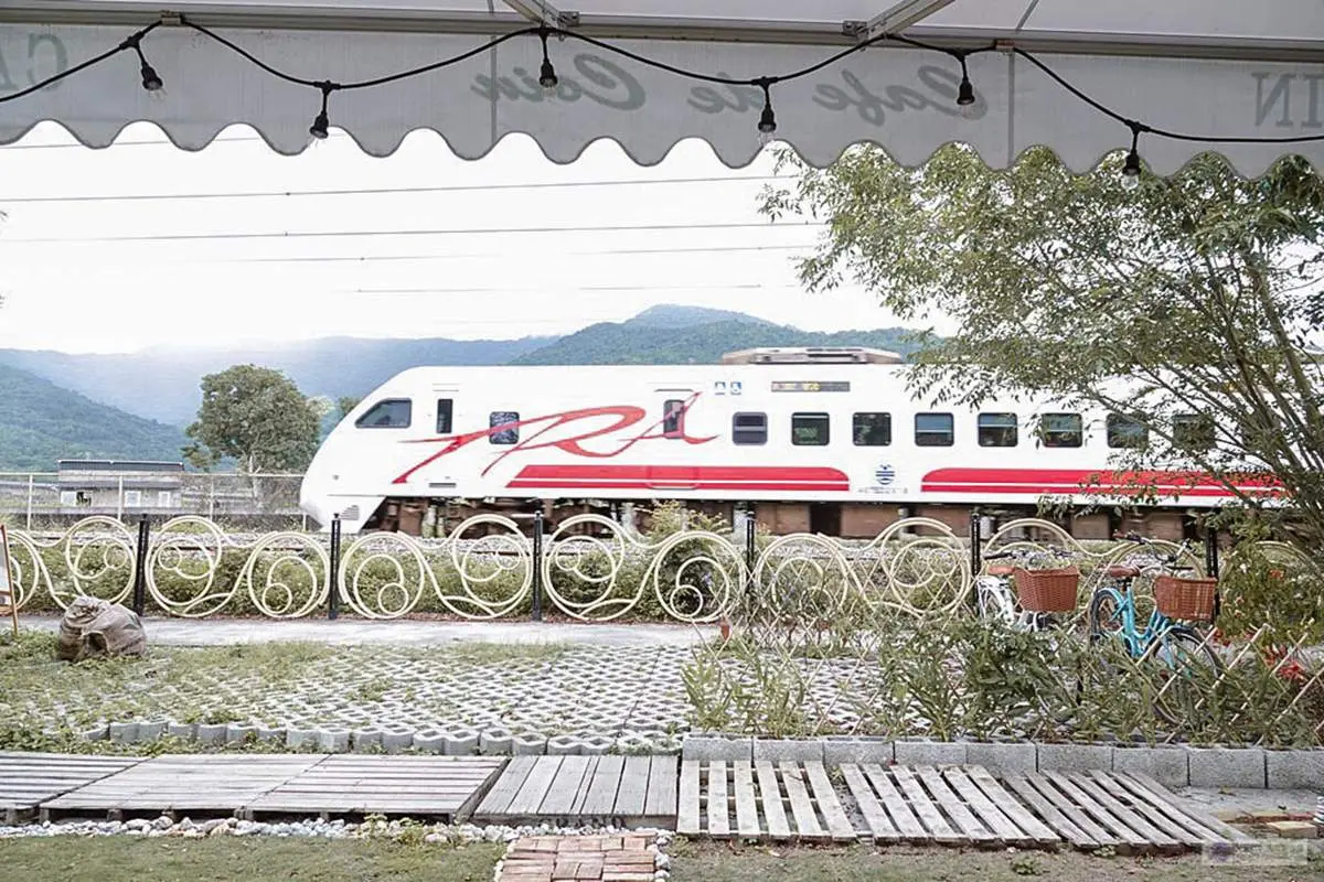 鐵道第一排！「歐式鄉村風咖啡廳」賞火車零距離，超萌貓店長坐鎮陪吃