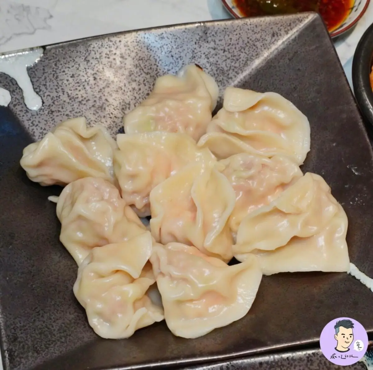 煎餃控搶吃!新莊超夯「酥脆煎餃」包入整隻鮮蝦,打卡必點5隻鮮蝦鍋燒麵 煎餃控搶吃!新莊超夯「酥脆煎餃」包入整隻鮮蝦,打卡必點5隻鮮蝦鍋燒麵