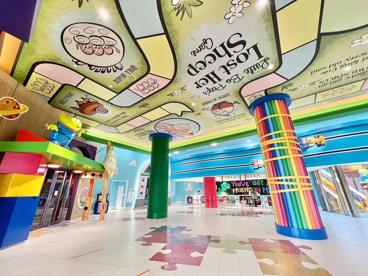 超萌《玩具總動員》飯店！「安迪房間」拍胡迪、巴斯，還有熊抱哥吃到飽餐廳