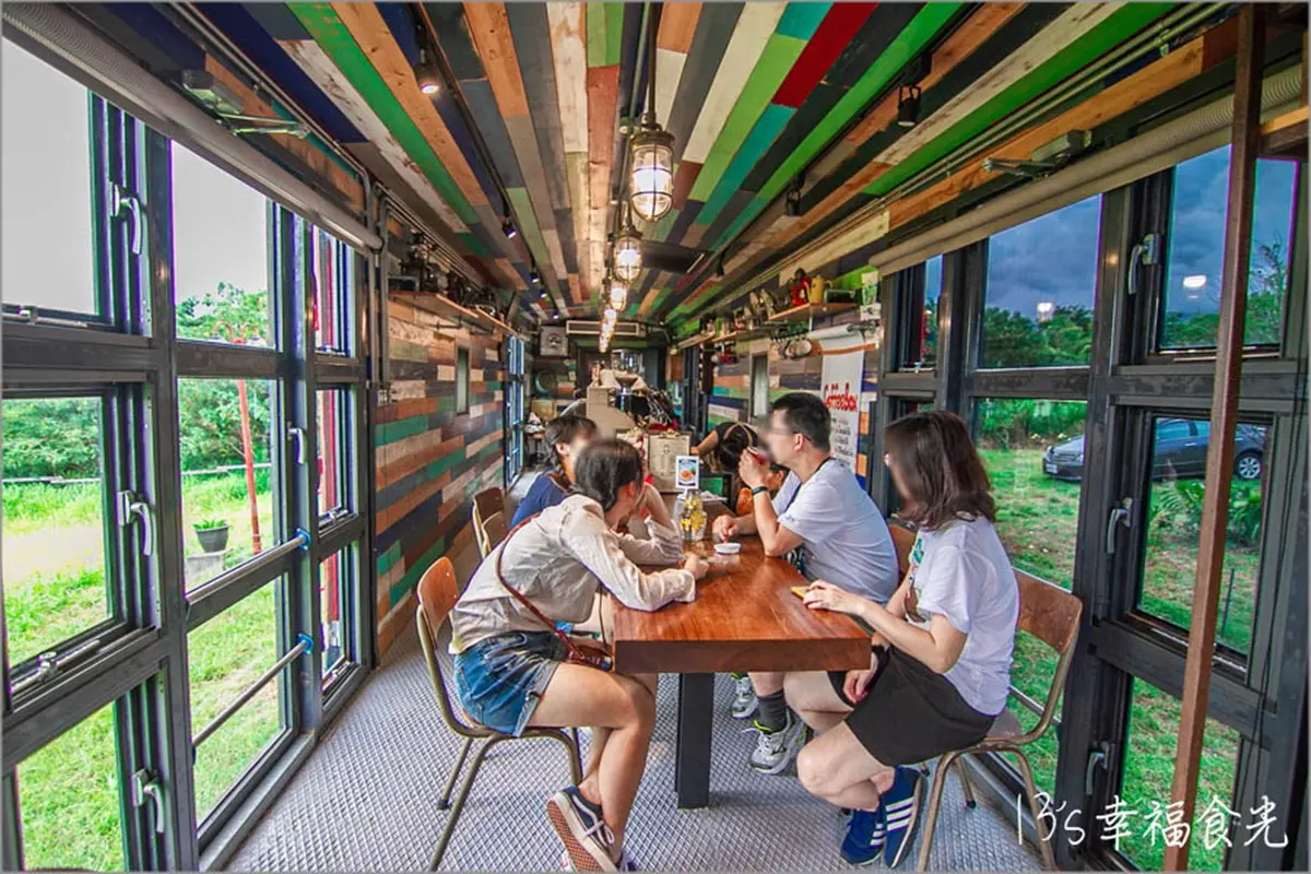 火車裡藏了「夢幻咖啡廳」!坐車頂享受海景第一排,鹹食必嘗野菇鹹派超開胃 火車裡藏了「夢幻咖啡廳」!坐車頂享受海景第一排,鹹食必嘗野菇鹹派超開胃