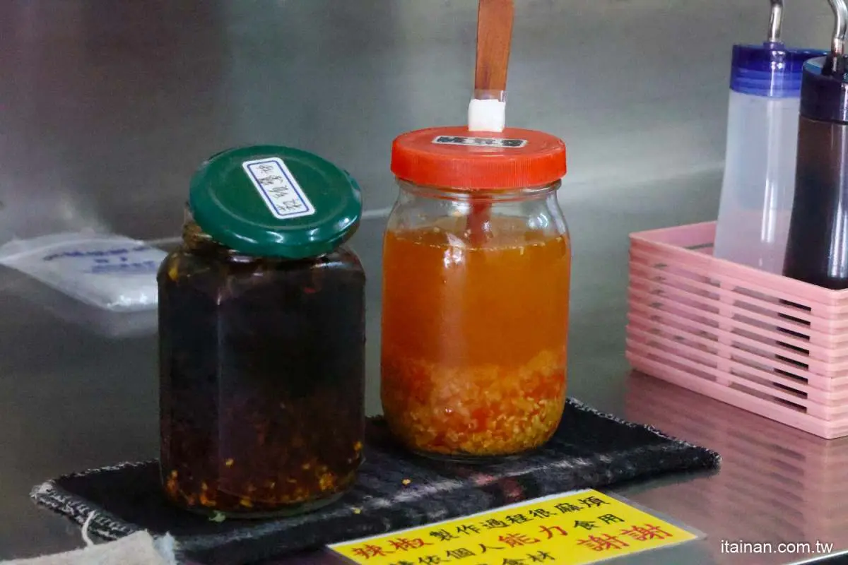 整隻魷魚躺上去!台南最浮誇「傳統意麵」必吃隱藏版,還能雙拼干貝、海瓜子 整隻魷魚躺上去!台南最浮誇「傳統意麵」必吃隱藏版,還能雙拼干貝、海瓜子