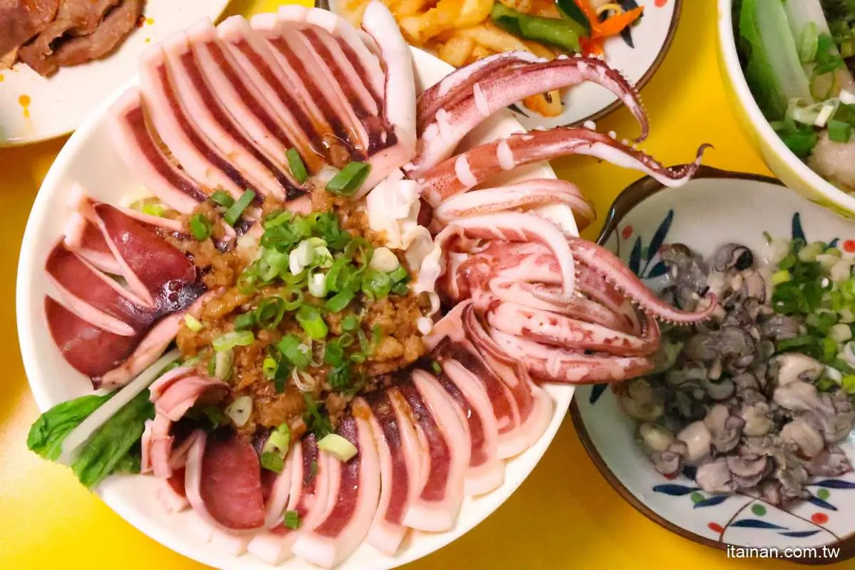 整隻魷魚躺上去!台南最浮誇「傳統意麵」必吃隱藏版,還能雙拼干貝、海瓜子 整隻魷魚躺上去!台南最浮誇「傳統意麵」必吃隱藏版,還能雙拼干貝、海瓜子