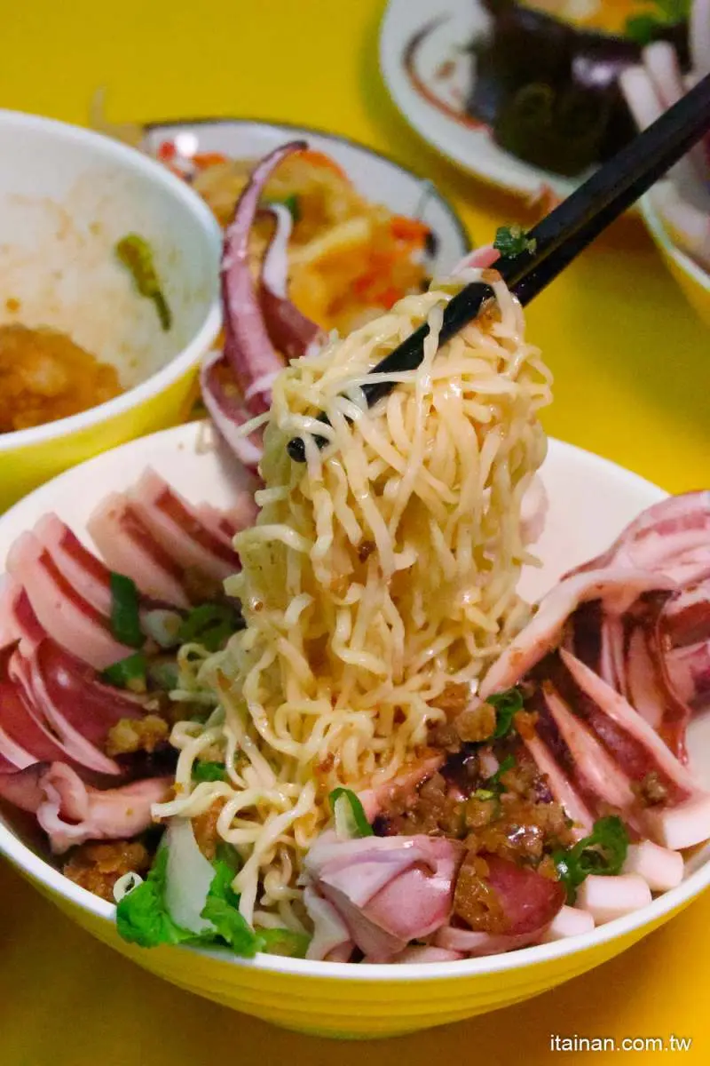 整隻魷魚躺上去!台南最浮誇「傳統意麵」必吃隱藏版,還能雙拼干貝、海瓜子 整隻魷魚躺上去!台南最浮誇「傳統意麵」必吃隱藏版,還能雙拼干貝、海瓜子