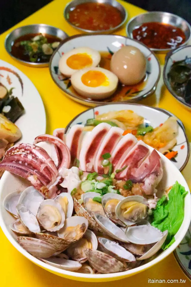 整隻魷魚躺上去!台南最浮誇「傳統意麵」必吃隱藏版,還能雙拼干貝、海瓜子 整隻魷魚躺上去!台南最浮誇「傳統意麵」必吃隱藏版,還能雙拼干貝、海瓜子