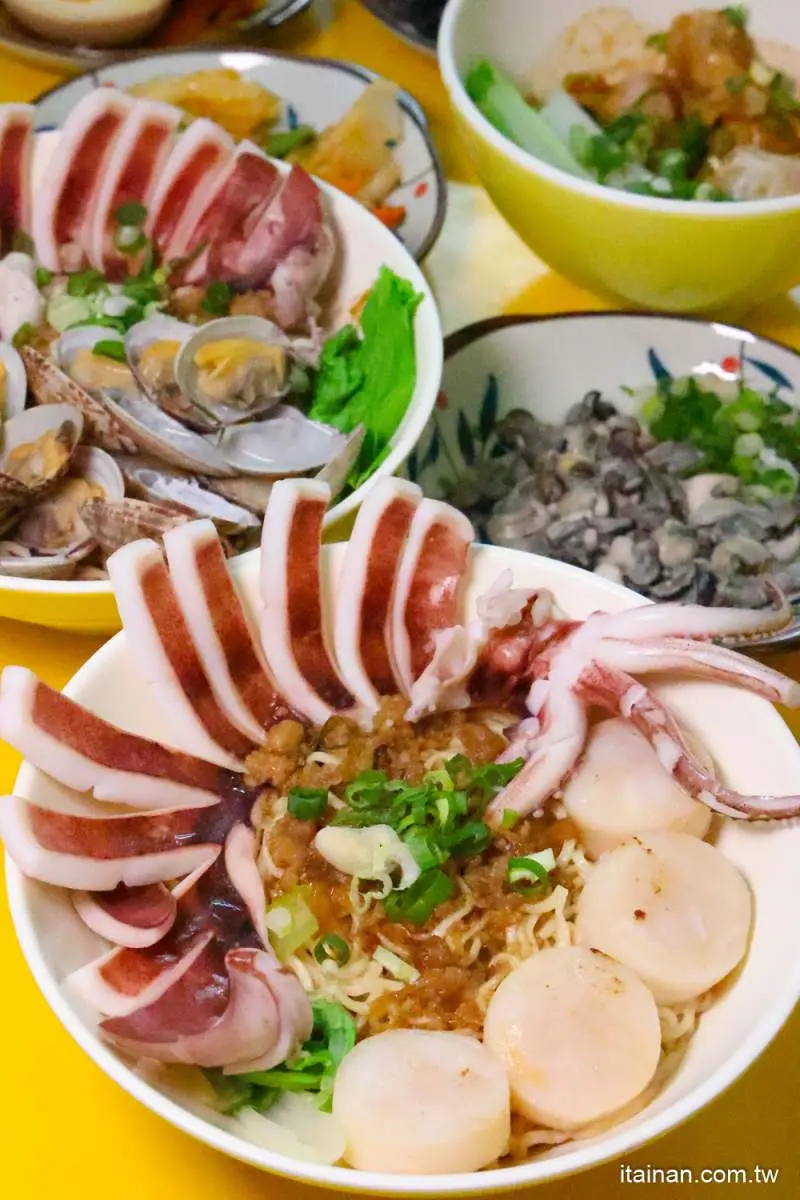 整隻魷魚躺上去!台南最浮誇「傳統意麵」必吃隱藏版,還能雙拼干貝、海瓜子 整隻魷魚躺上去!台南最浮誇「傳統意麵」必吃隱藏版,還能雙拼干貝、海瓜子