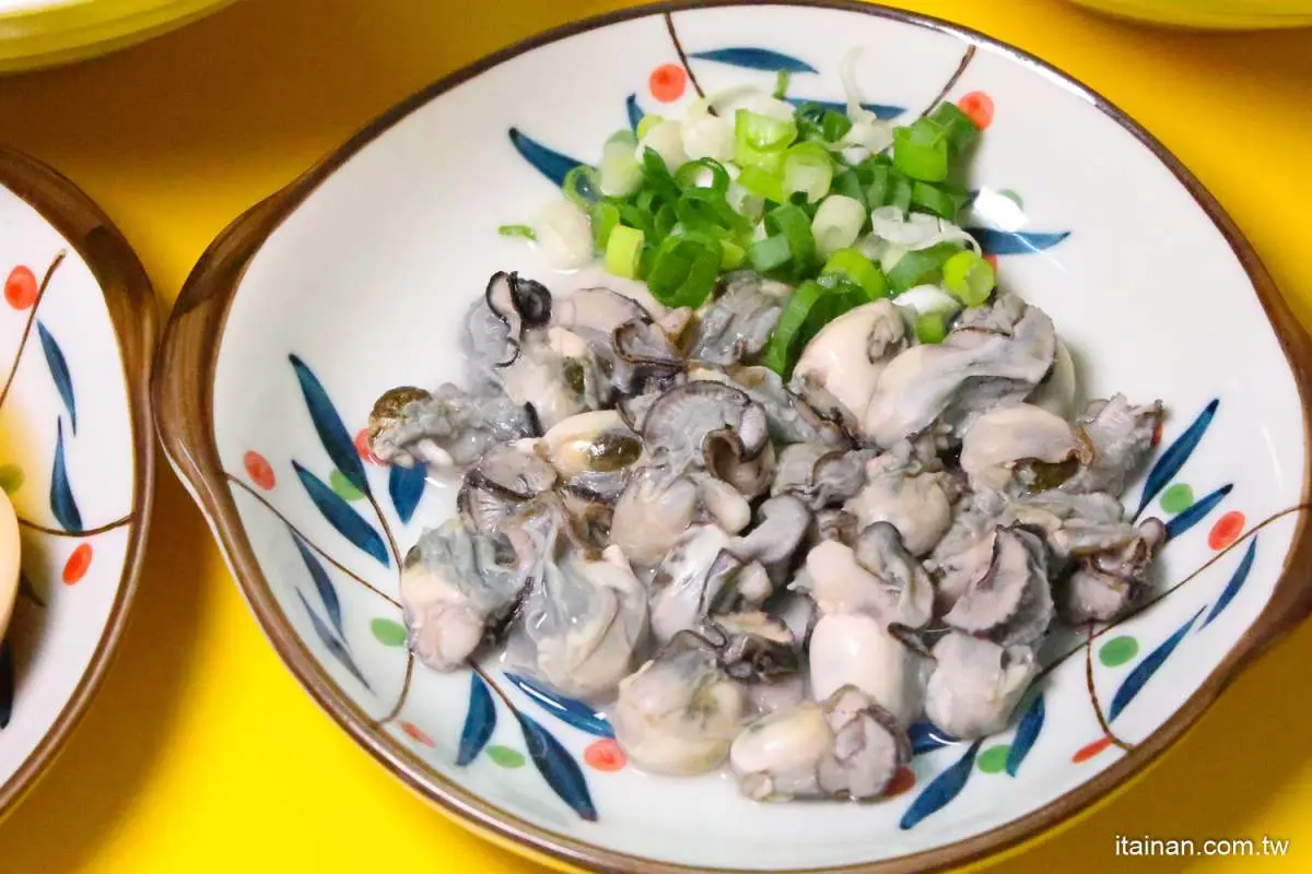 整隻魷魚躺上去!台南最浮誇「傳統意麵」必吃隱藏版,還能雙拼干貝、海瓜子 整隻魷魚躺上去!台南最浮誇「傳統意麵」必吃隱藏版,還能雙拼干貝、海瓜子