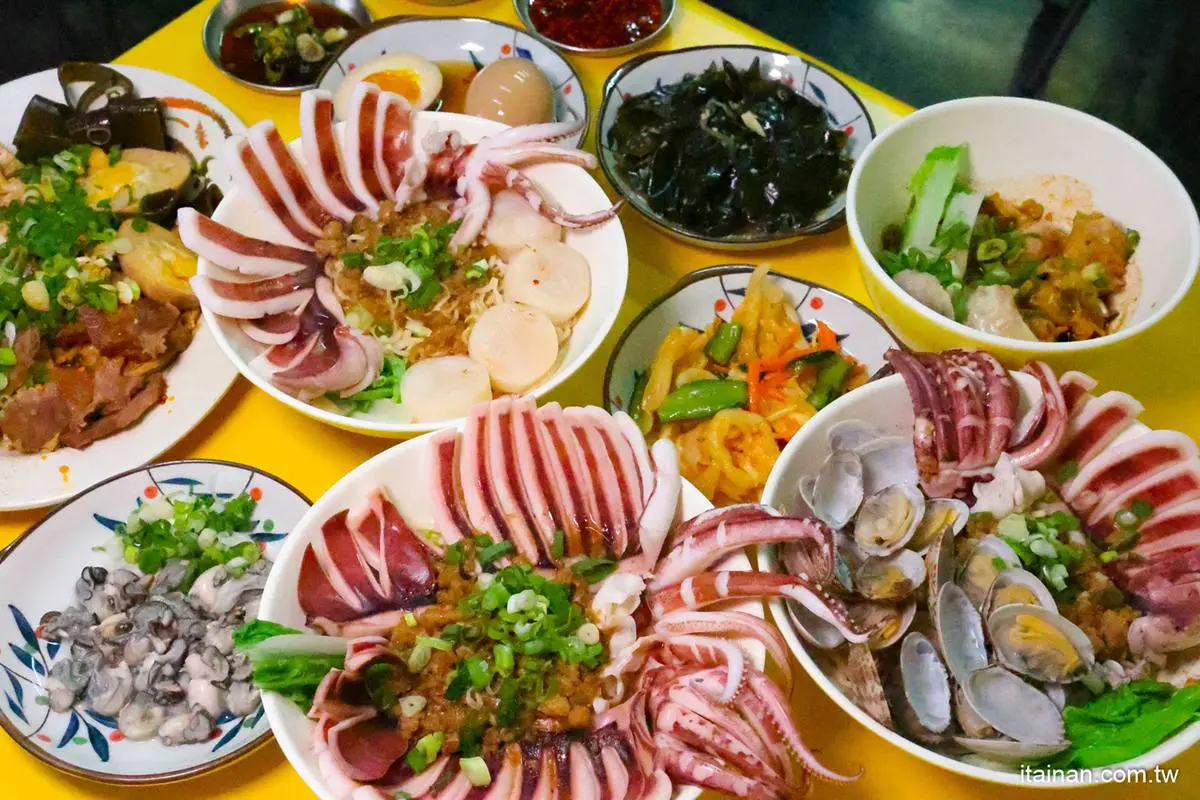 整隻魷魚躺上去!台南最浮誇「傳統意麵」必吃隱藏版,還能雙拼干貝、海瓜子 整隻魷魚躺上去!台南最浮誇「傳統意麵」必吃隱藏版,還能雙拼干貝、海瓜子