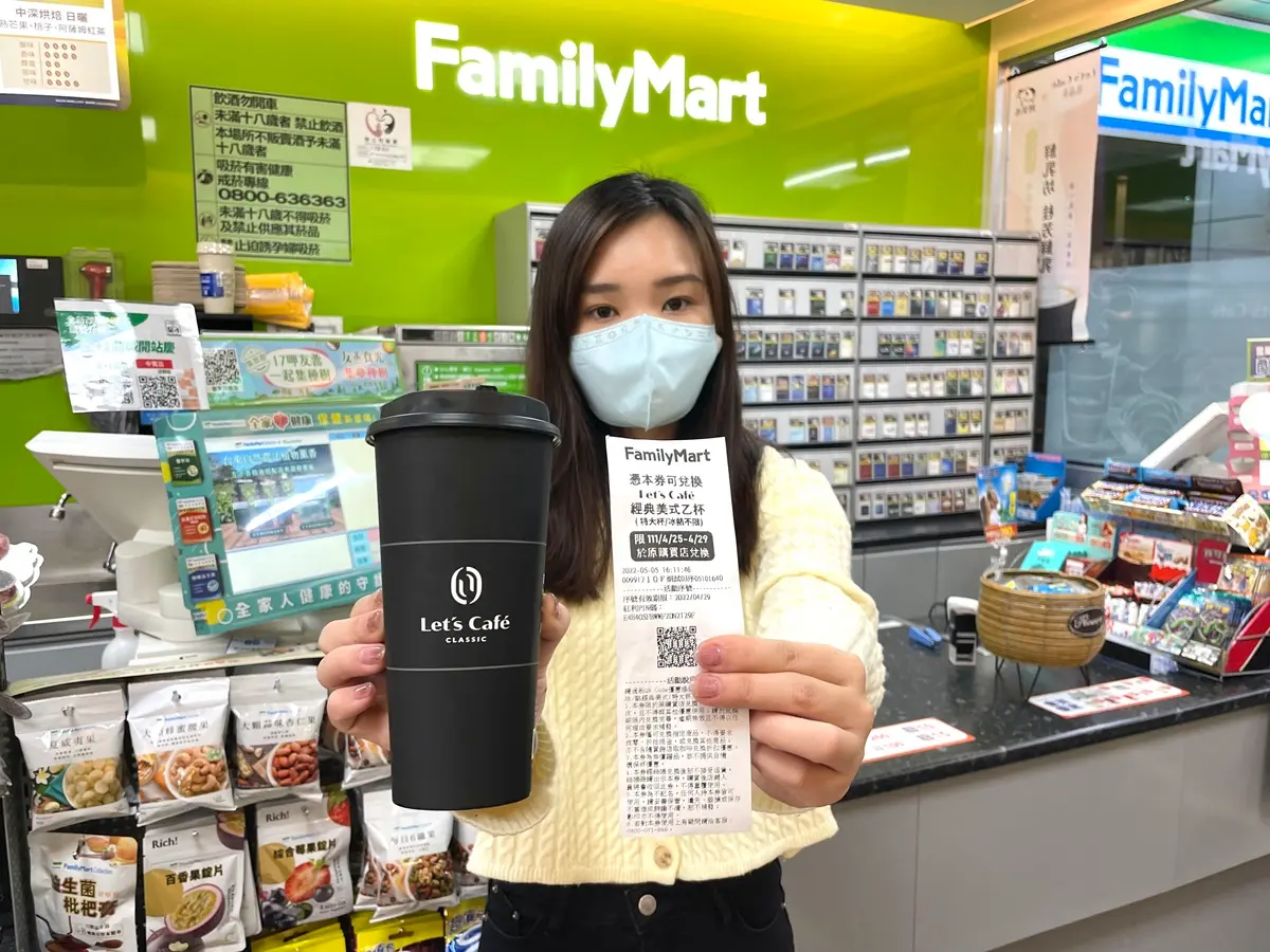 超商「咖啡買一送一」對抗高溫！7-11精品拿鐵買８送４、全家冰品加10元多１件