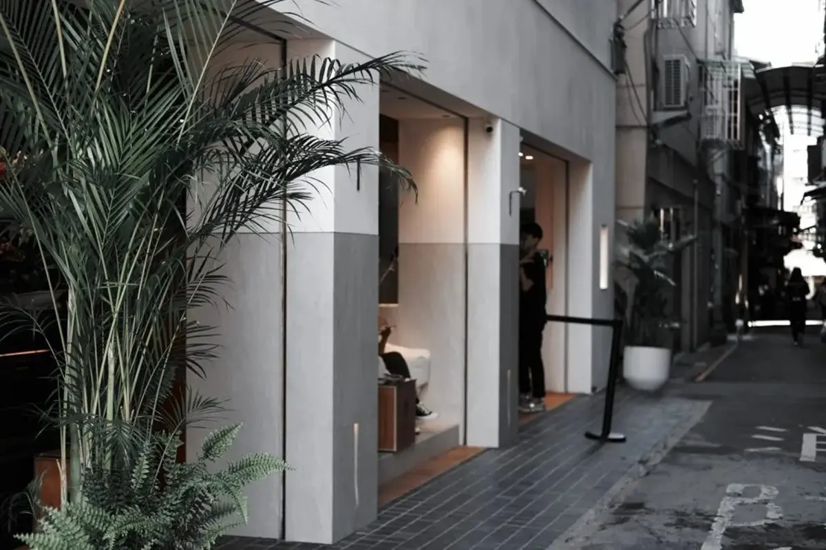 「台中最美奶茶店」在這！純白建築＋南洋風沙發區IG暴紅，手搖控朝聖拍一波
